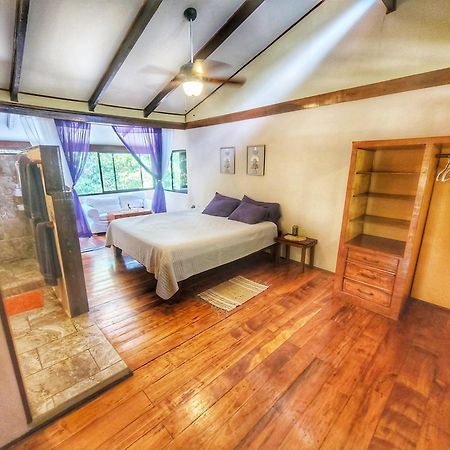 Caribe Town Bungalows Puerto Viejo de Talamanca Bagian luar foto