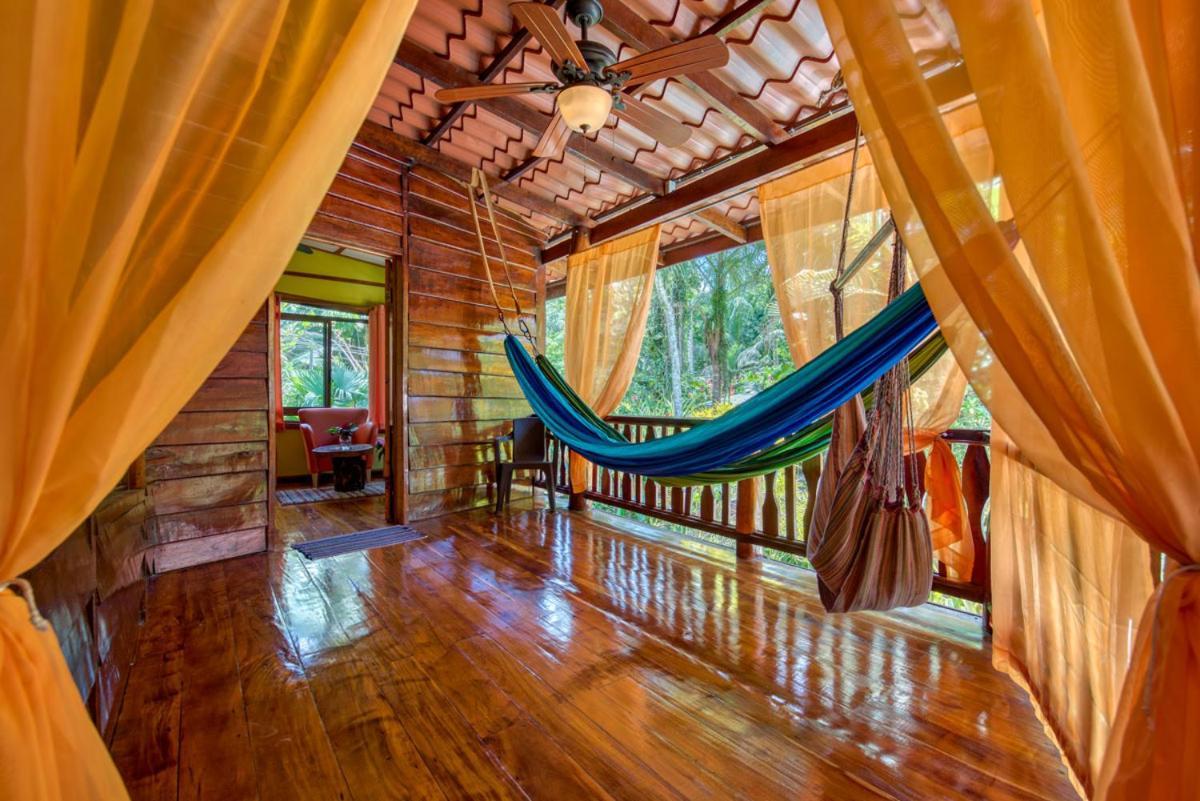 Caribe Town Bungalows Puerto Viejo de Talamanca Bagian luar foto