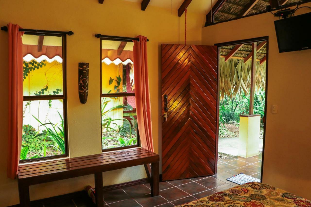 Caribe Town Bungalows Puerto Viejo de Talamanca Bagian luar foto