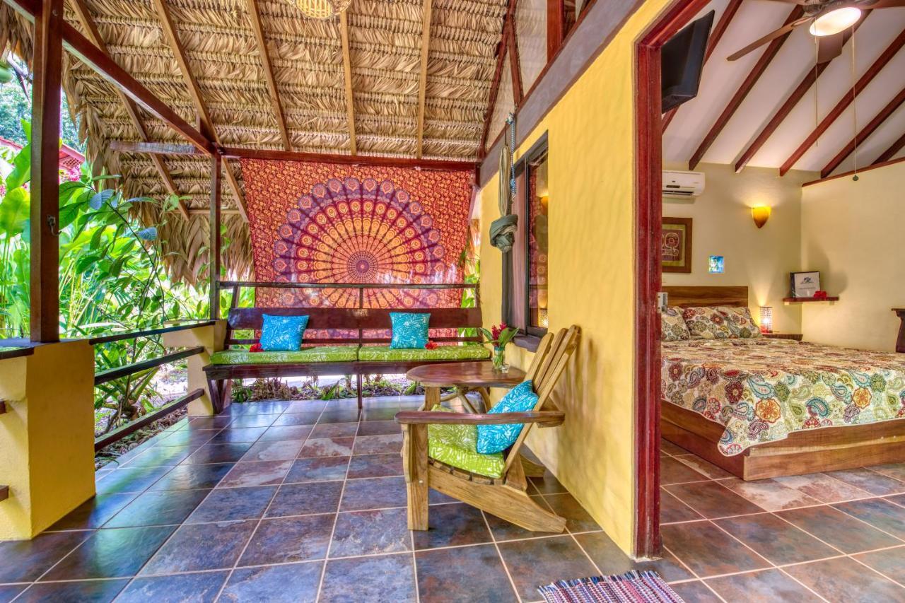 Caribe Town Bungalows Puerto Viejo de Talamanca Bagian luar foto