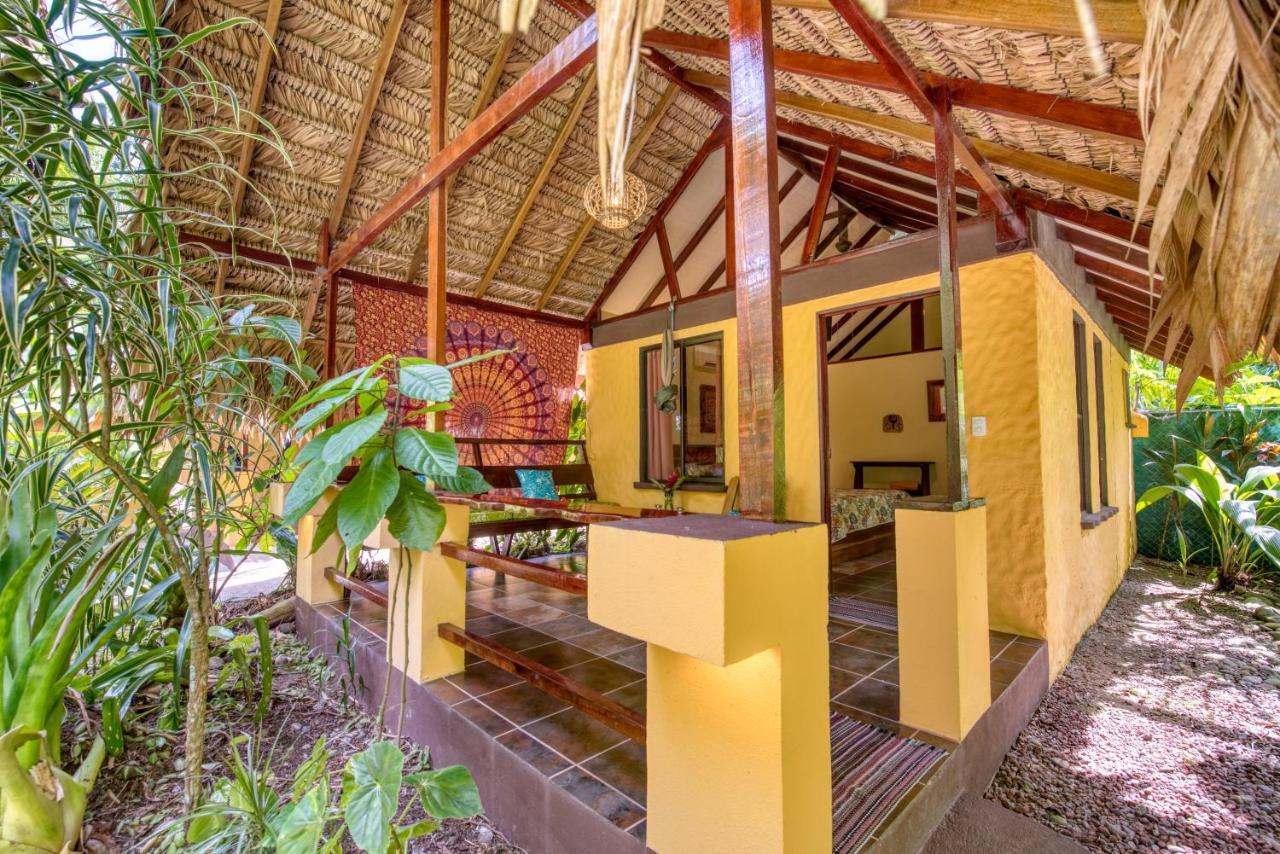 Caribe Town Bungalows Puerto Viejo de Talamanca Bagian luar foto