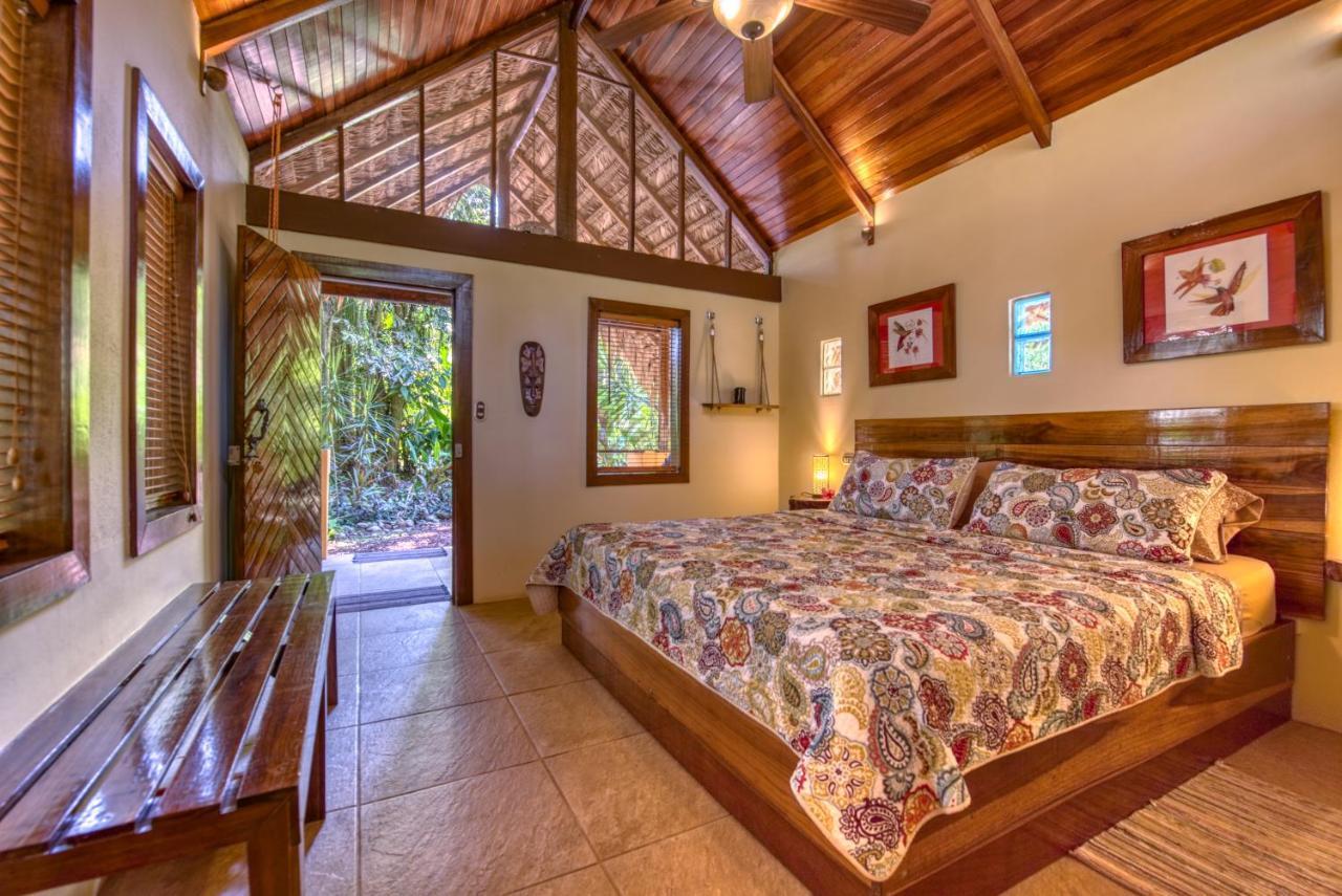 Caribe Town Bungalows Puerto Viejo de Talamanca Bagian luar foto